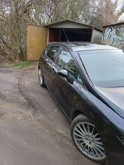 Czarny seat leon