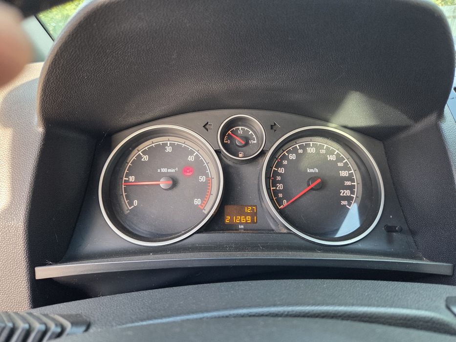 Опель ZAFIRA 2011r