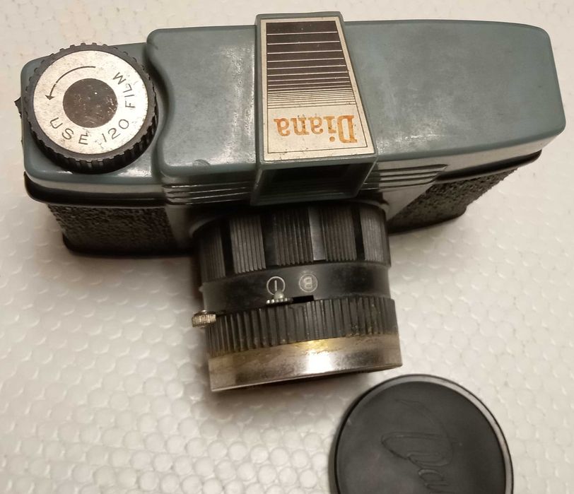 Maquina de fotos "DIANA", muito antiga, de rolo