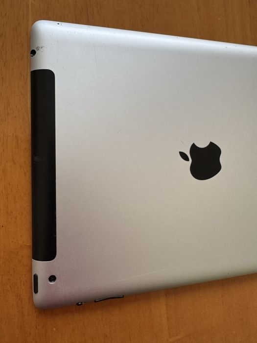 iPad 2. 32gb. З сім картою, на запчастини.
