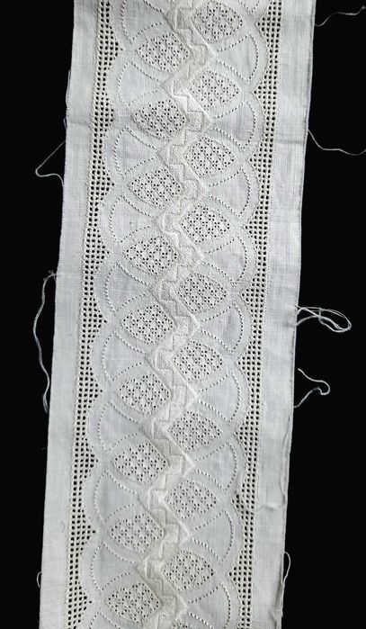 Красивое кружево с вышивкой гладью