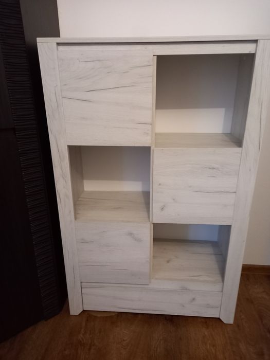 Biała drewniana komoda do pokoju