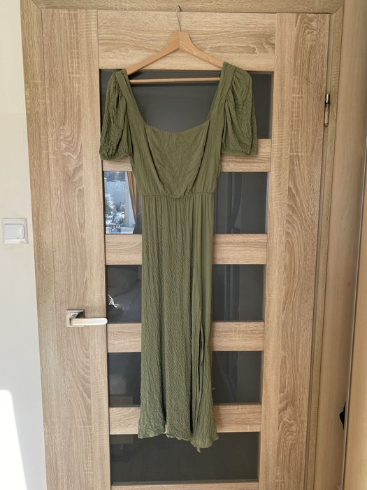 Oliwkowa sukienka midi  z odkrytymi plecami