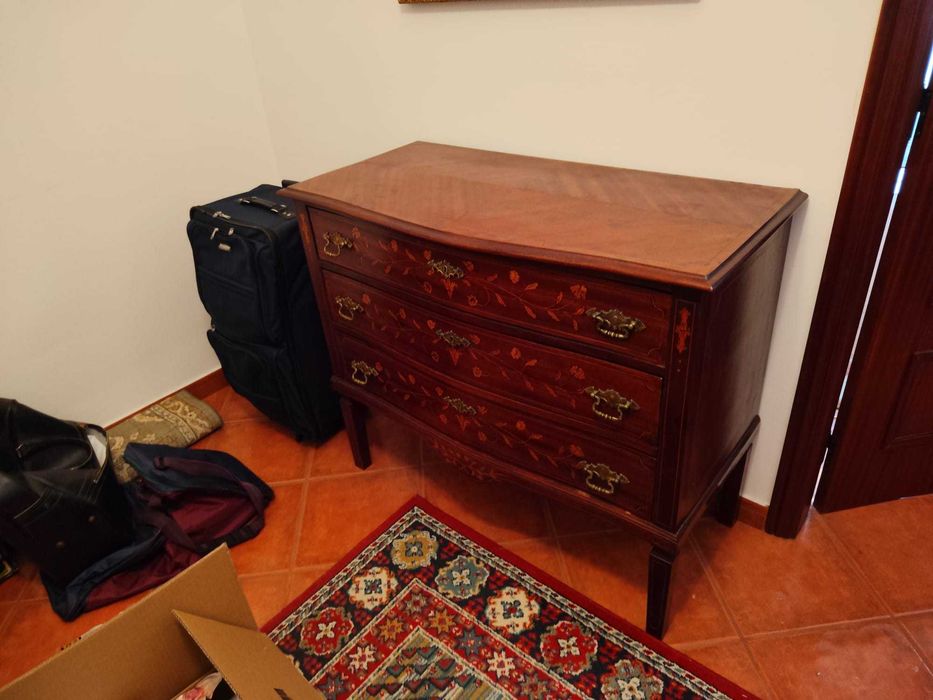 Cómoda antiga em madeira