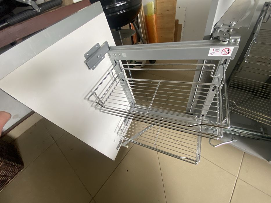 Szafka narożna z koszem cargo