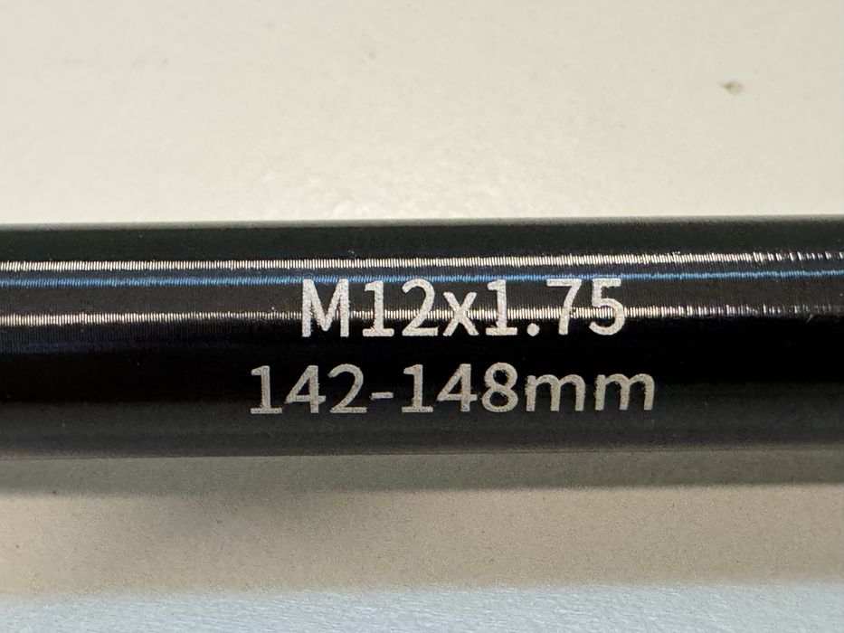 Oś do montażu przyczepki rowerowej Thru Axle 142mm 148mm 12x1.75 Thule