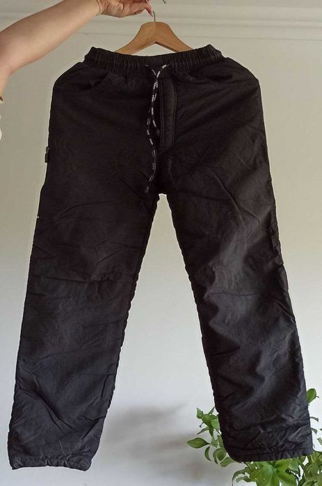 Calças quentes feitas de tecido impermeável, poliéster e lã. Tam ~140.