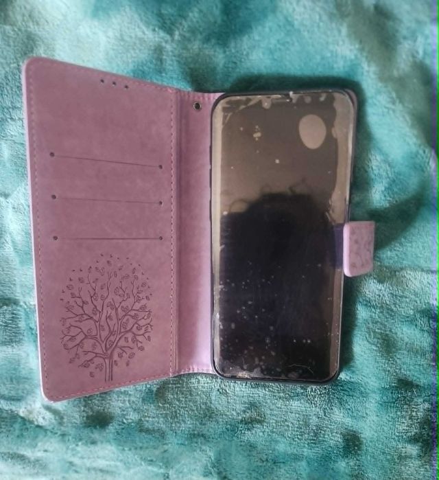 Telemóvel Samsung Galaxy S8+ com capa lilás