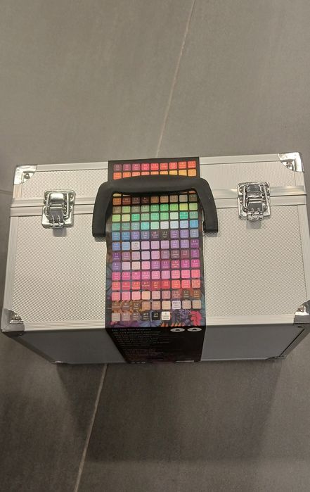 Mala de metal com 150 marcadores