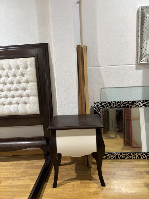 Conjunto cama e mesas de cabeira