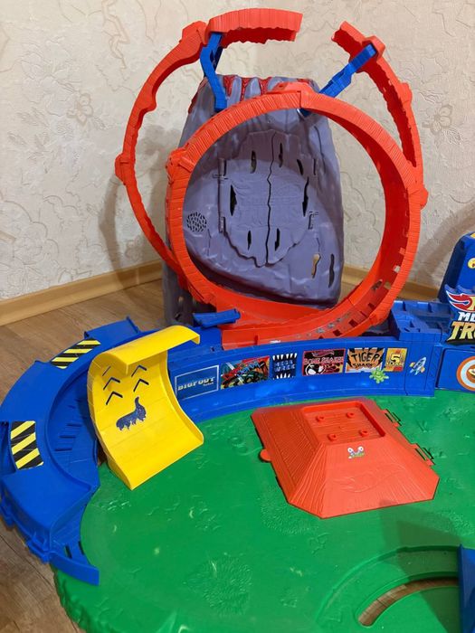 Великий ігровий набір Hot Wheels Monster Trucks «Виверження вулкана» (Wreckin' Volcano Arena)