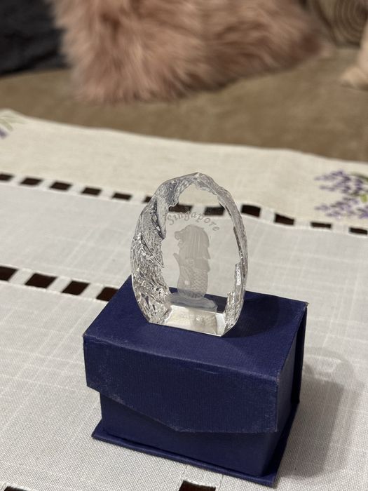 Bryła szklana z Singapuru z merlionem i napisem