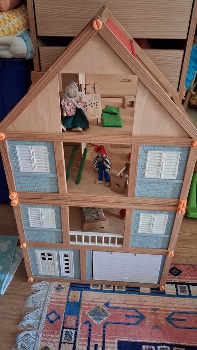Brinquedo casa em madeira com 3 bonecos e acessorios