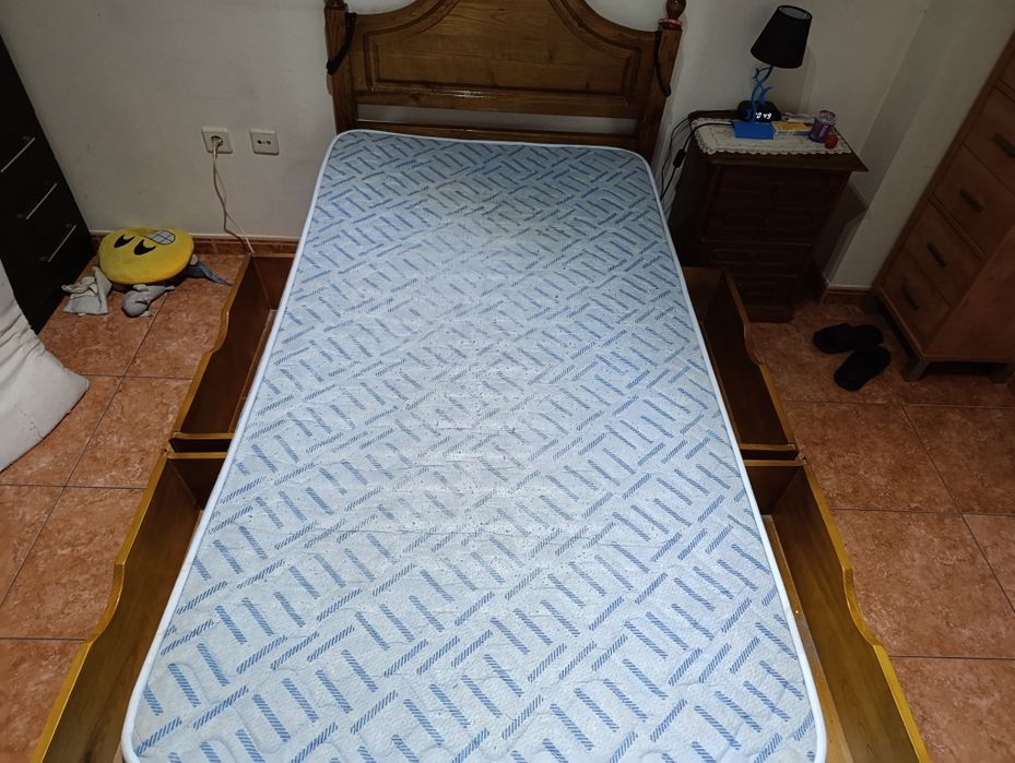 Cama de solteiro com mesinha de cabeceira