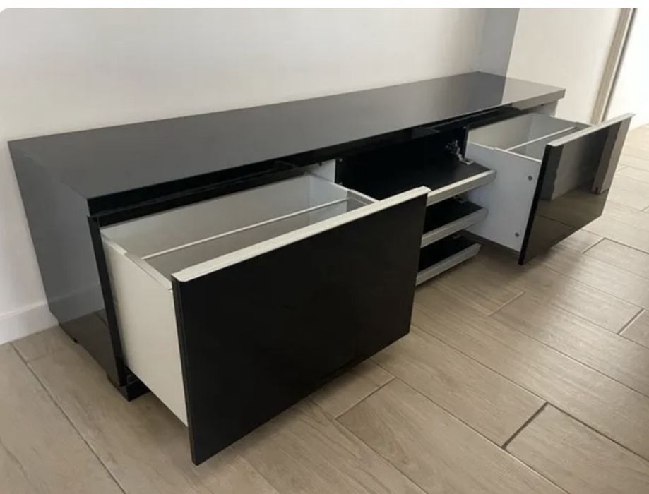 Conjunto Movél de TV Besta em laca preta + movél superior de parede