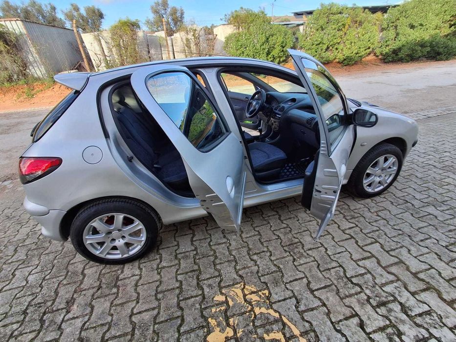 Peugeot 206 com apenas 135 mil quilómetros