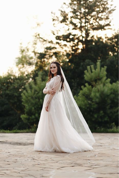 Весільня сукня з вишивкою