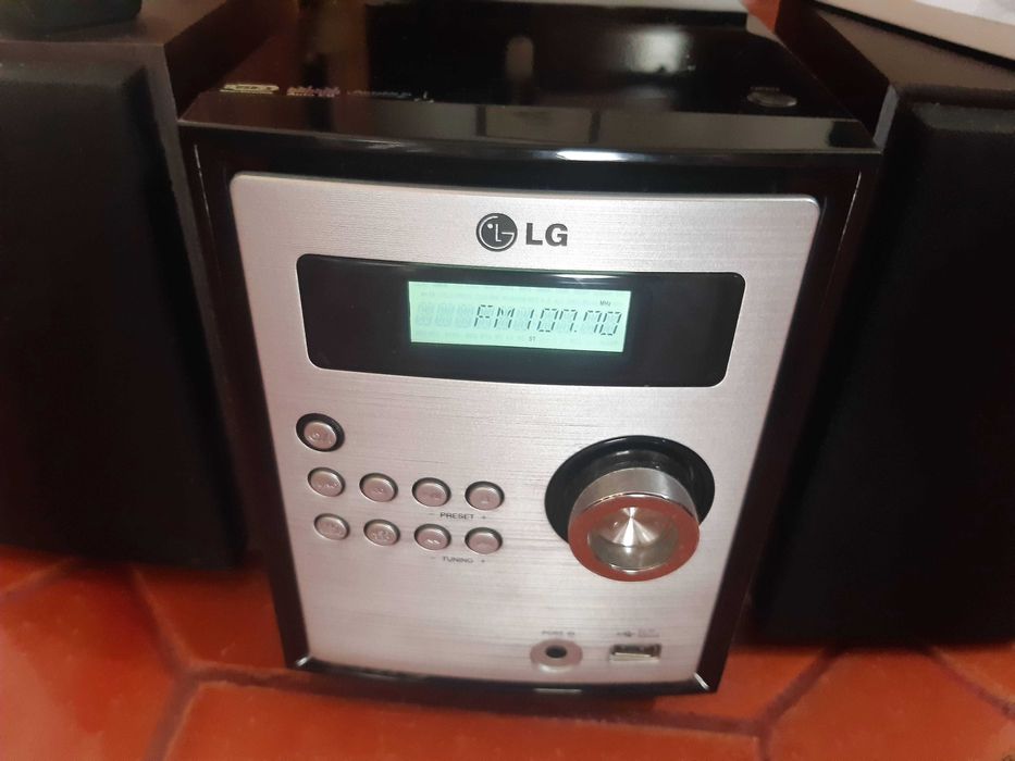 Aparelhagem LG Micro Hi-fi c/rádio+leitor usb e cd's+2 Colunas+comando
