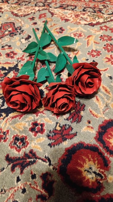 Металеві троянди