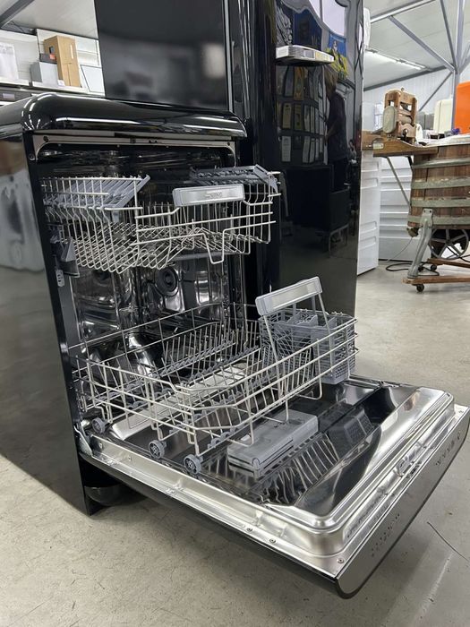 Комплект від SMEG  холодильник та посудомийна машина