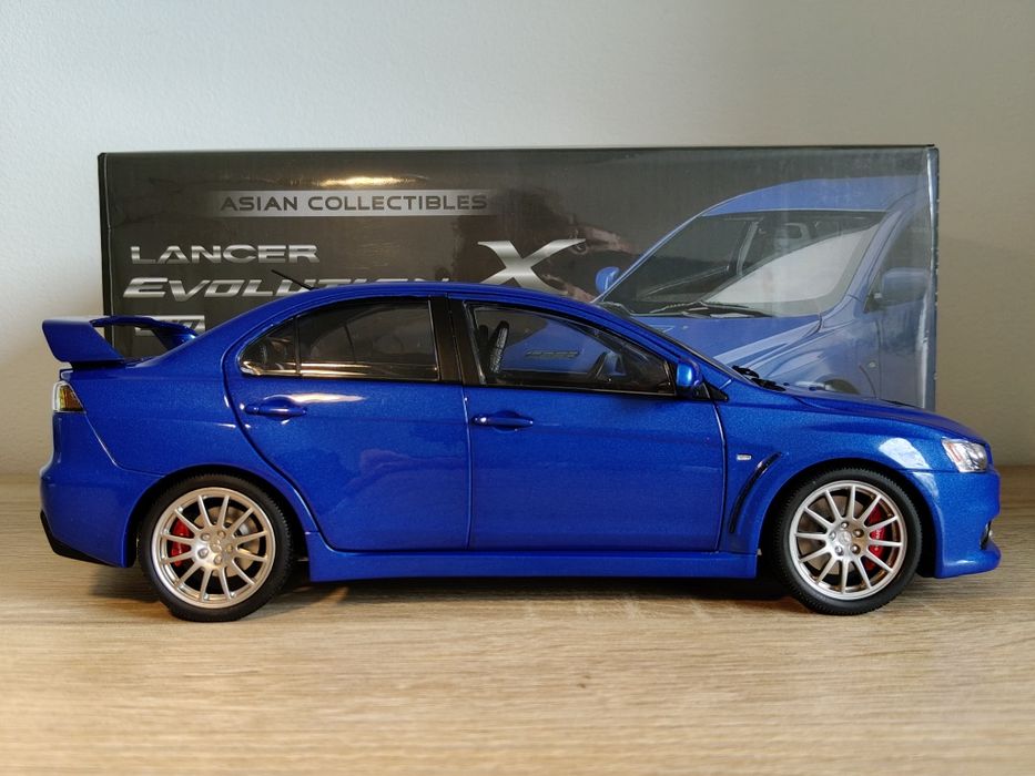 Mitsubishi Lancer Evo model w skali 1:18 VIAT/otwierane elementy