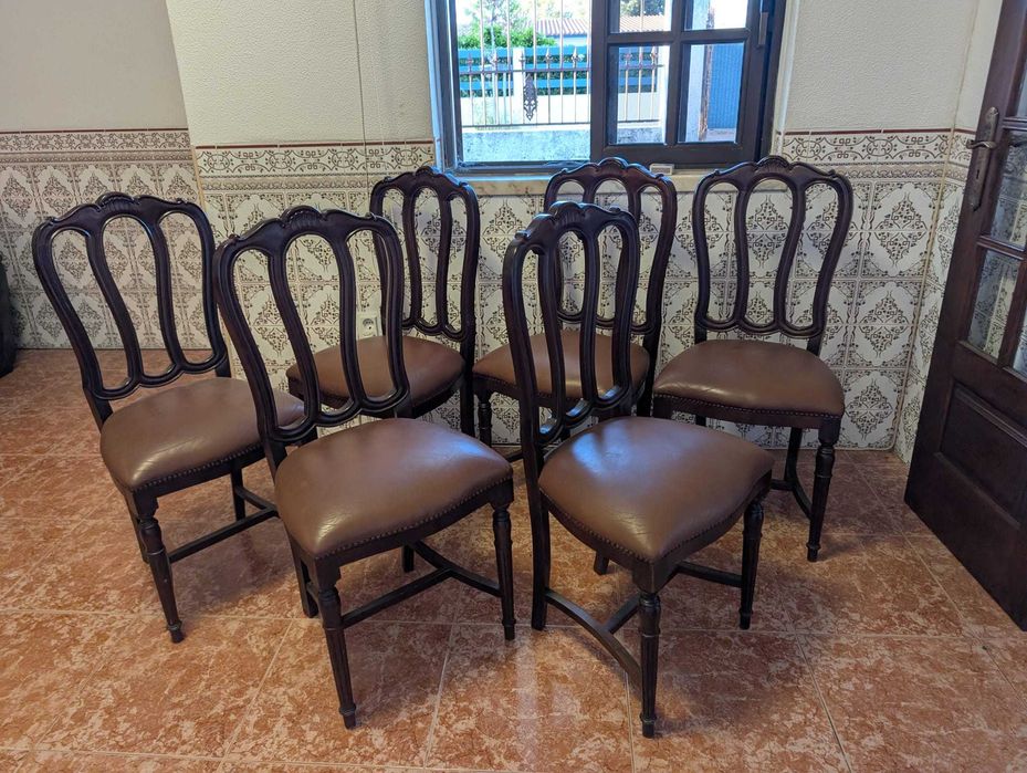 Conjunto de 6 cadeiras em madeira com assento em pele