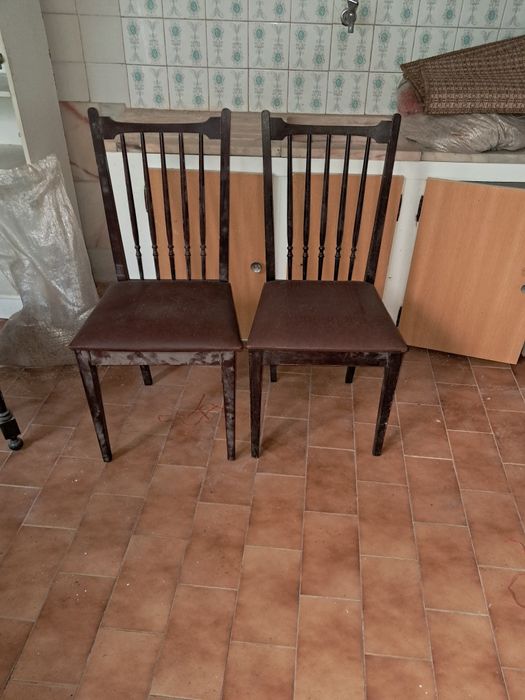 Cadeiras em madeira com assento em napa