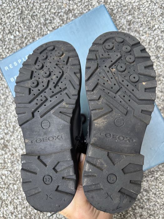Sapatos Geox 32 cinza escuro brilho em pele