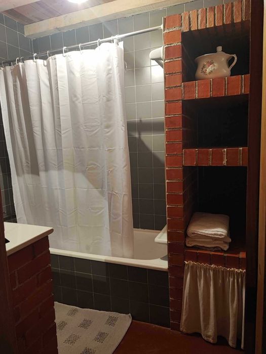 Casa rústica com uso exclusivo de piscina, que aceita animais