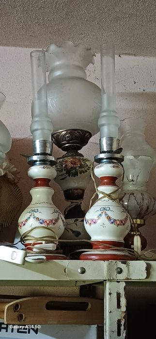 Candeeiros antigos de cerâmica e vidro