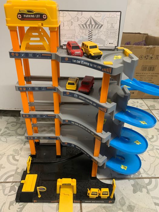 Продаю паркинг с электрическим лифтом для машинок