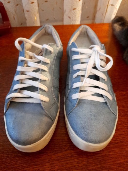 Кроссовки женские