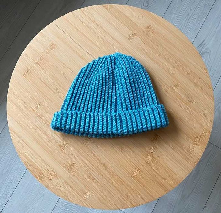 Niebieska uniseksowa czapka z akrylu – handmade