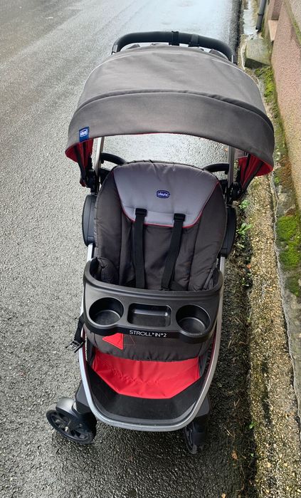 Carrinho de bebé p irmãos em idades próximas.