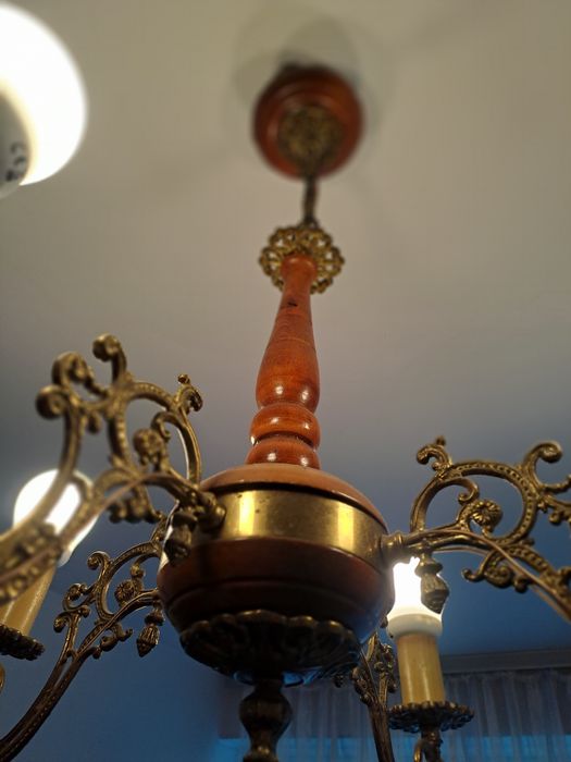 Piękny 4 ramienny żyrandol, mosiądz i drewno