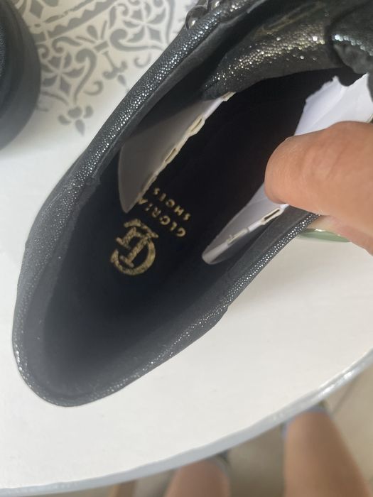 Черевики, туфлі, кросівки.