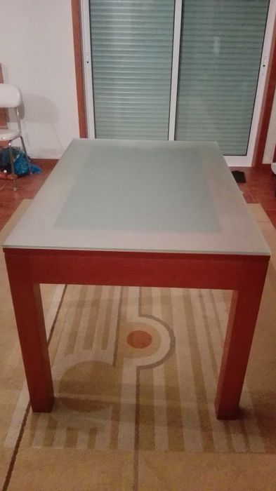 Mesa com tampo de vidro