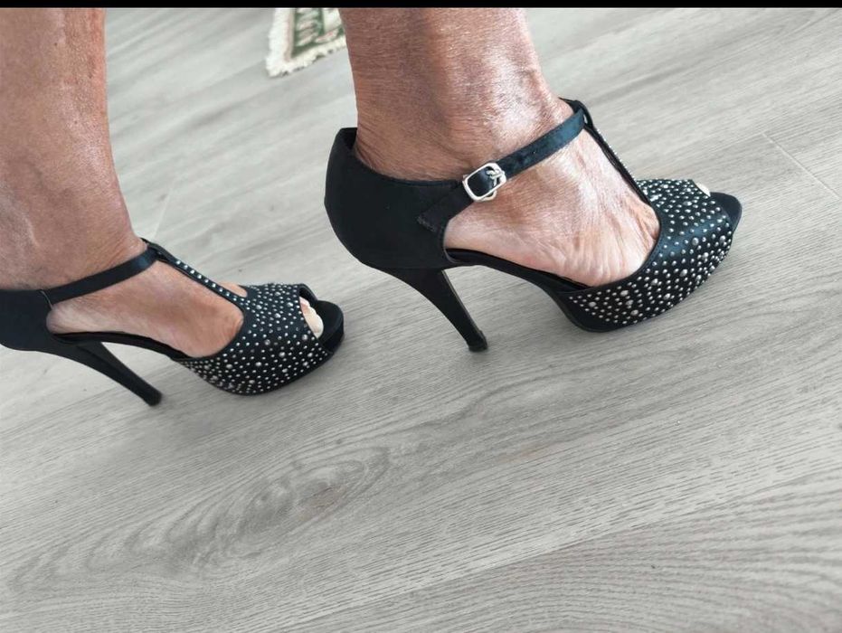 Sapatos de cerimónia, como novos, nº 37. São pretos com pedrinhas .