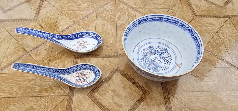 Conjunto de tigela com 2 colheres feito em Macau, China