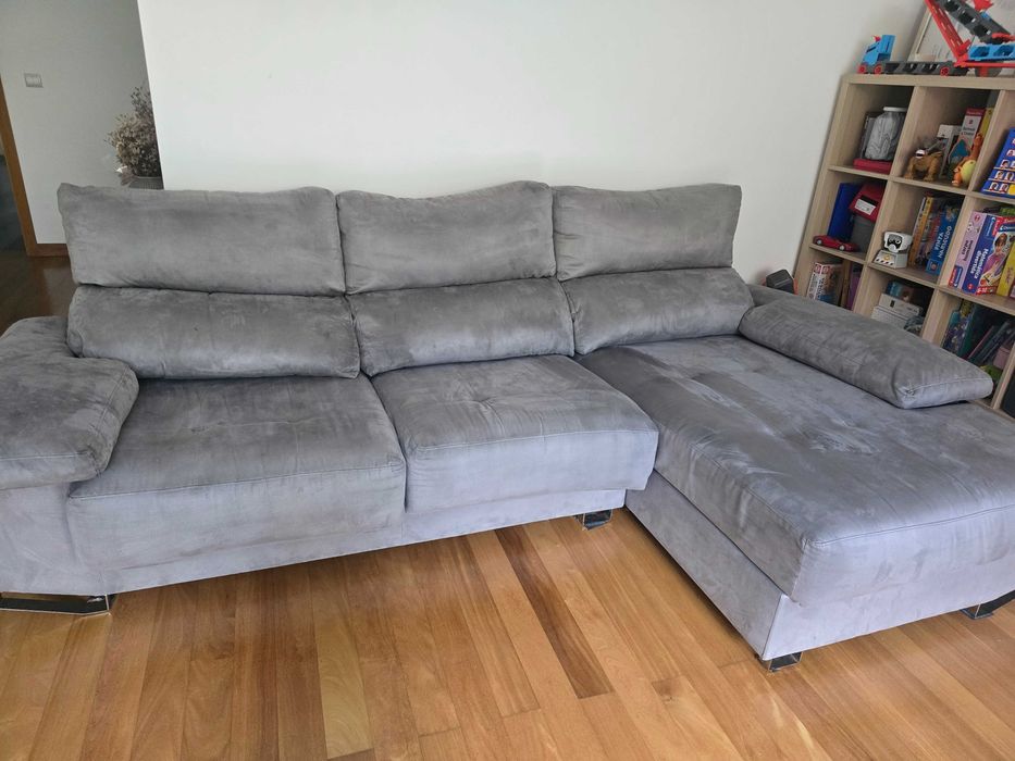 Sofá com chaise longue e assentos extensíveis.