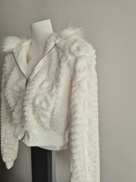 Casaco Crop Fofinho Branco com Capuz

Com pelinho, é quente
Super fofo