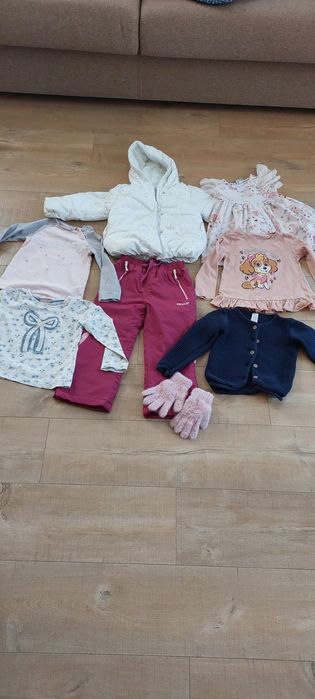 Zestaw ubranek dla dziewczynki w rozmiarze 92/98 - stan bardzo dobry