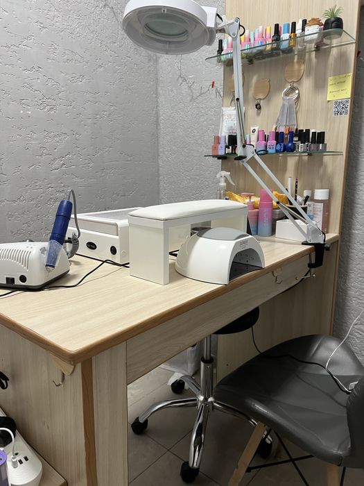 Продається стіл зі скляними полицями