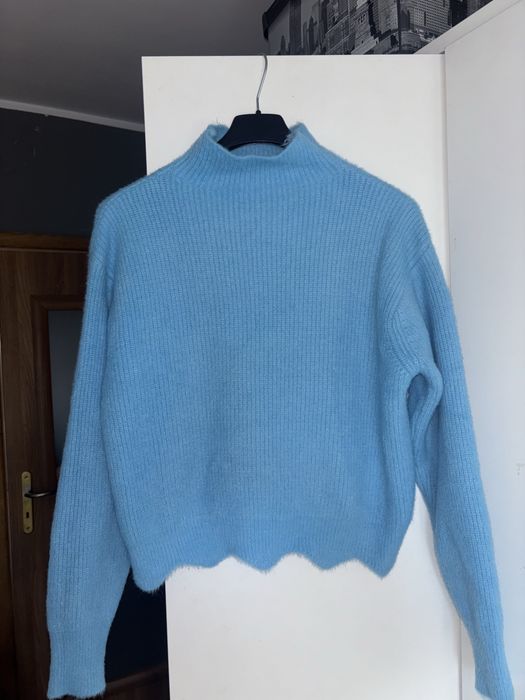 Niebieski sweter z golfem