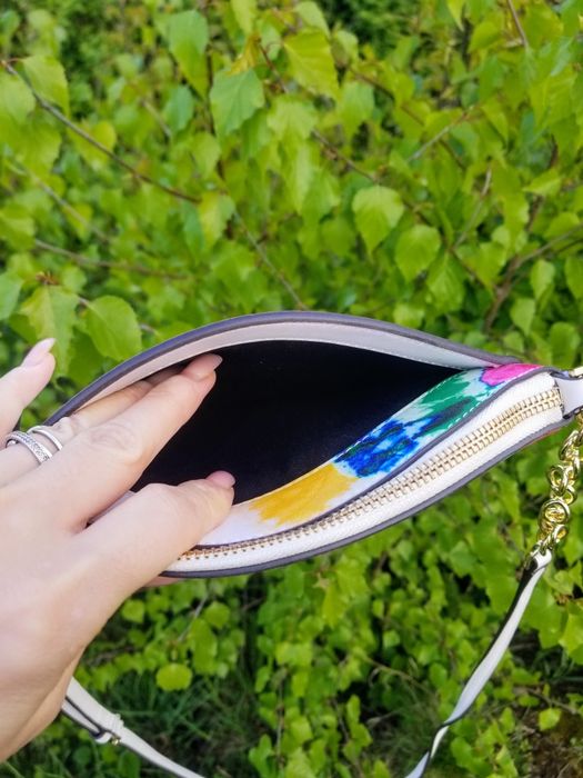 крос-боді Calvin Klein Lock Tie Dye
​Оригінал. Трендовий літній принт Tie-Dye