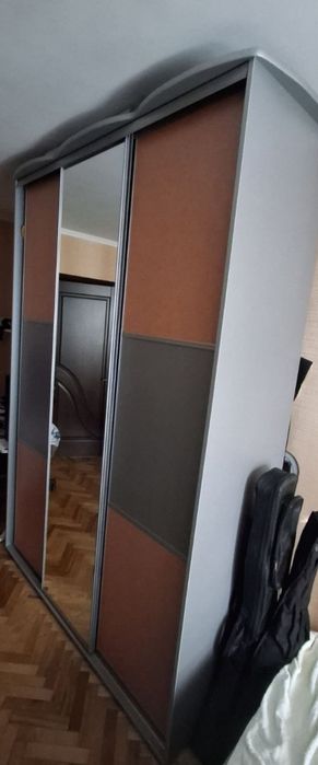 Стильний меблевий комплект для підлітка + містка шафа-купе