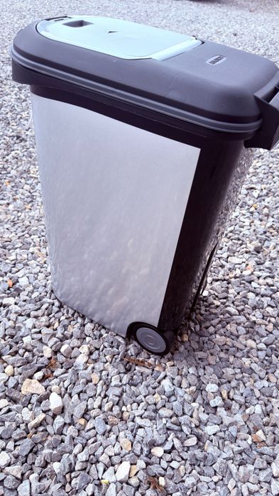 Kosz na karmę dla zwierząt