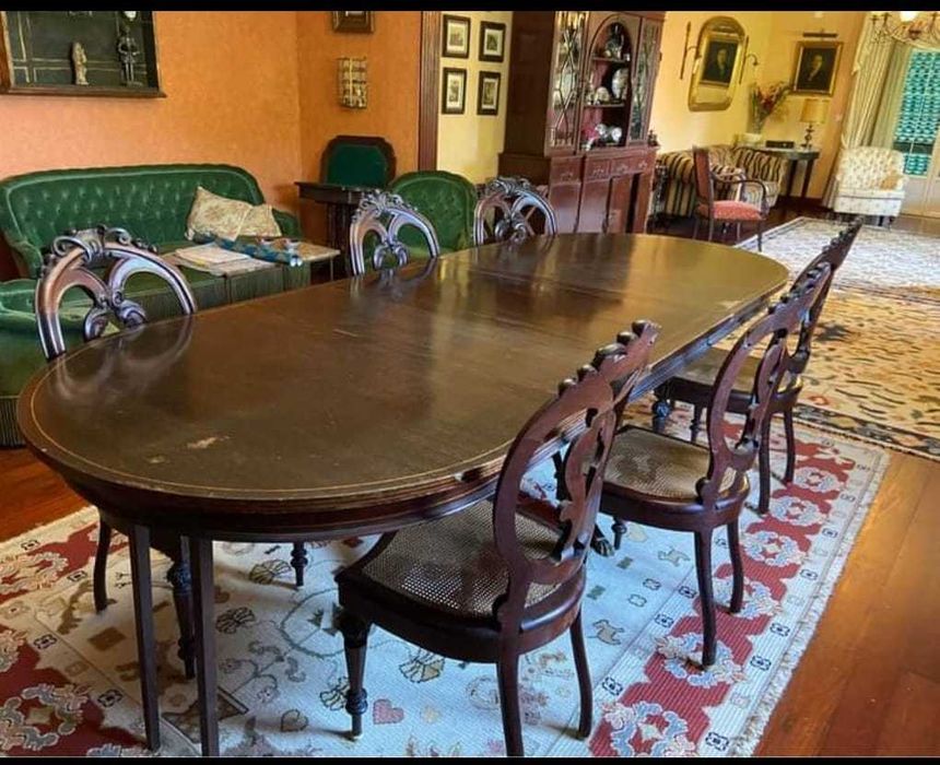Large table with 6 chairs64741011580417123