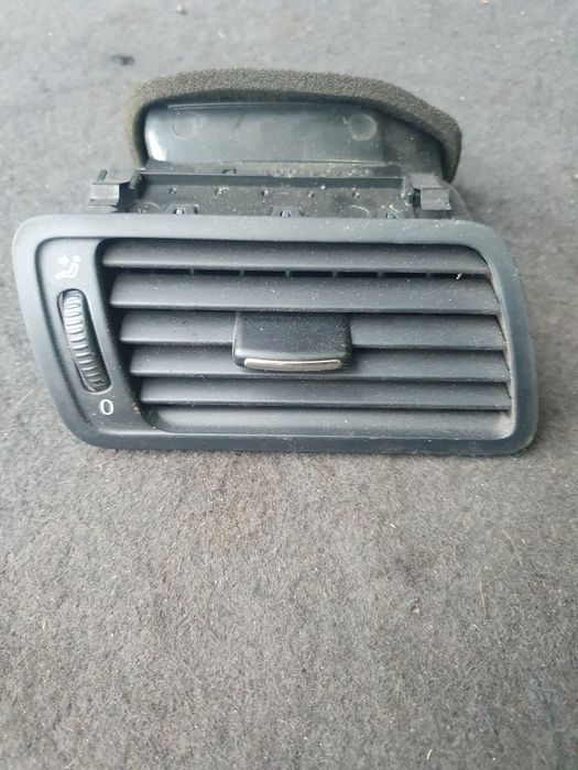 Kratka nawiewu prawy przod VW Passat B6 3C1.819.702 E Europa