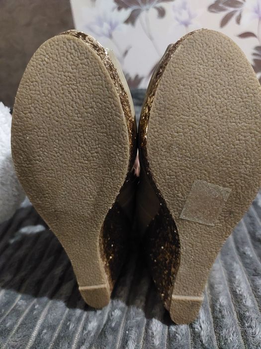 Туфлі на танкетці